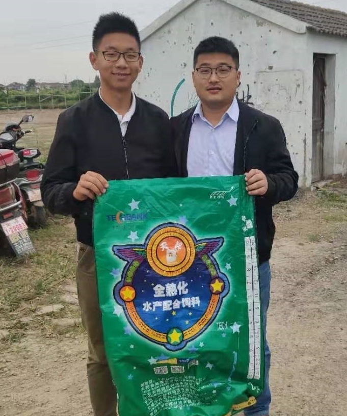 他对天邦的全熟化鲈鱼非常满意3,选择可靠的饲料张明强说:"天邦全熟化